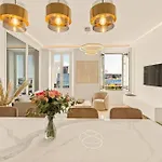 Avenue Chic