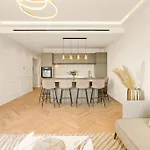Avenue Chic